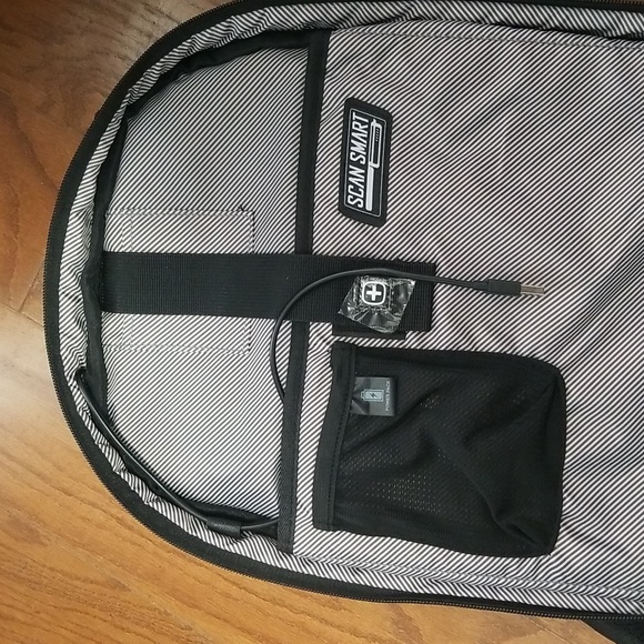NEW! SWISSGEAR Scan Smart TSA Laptop and USB Power Plug 18.5" Backpack - NWOT - Picture 11 of 16